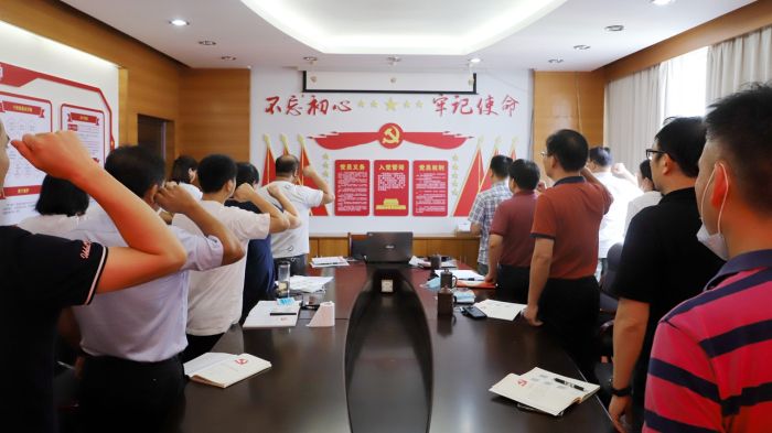 重溫入黨誓詞。譚龍攝.jpg