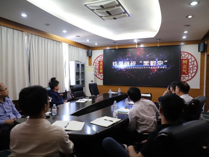 觀看警示教育片。韋文 攝.jpg