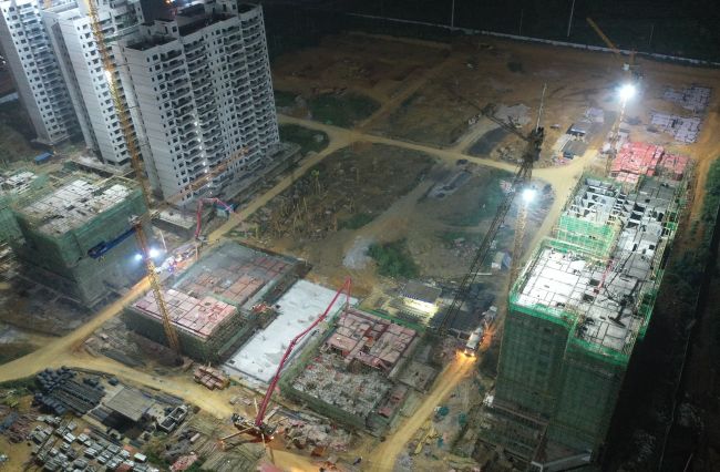 A地塊夜間多個(gè)樓棟同時(shí)澆筑混凝土。盧瑞陽(yáng) 攝.jpg