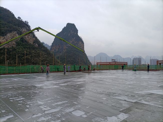 風(fēng)雨操場(chǎng)食堂屋面層混凝土澆筑現(xiàn)場(chǎng)。陳志健 攝.jpg