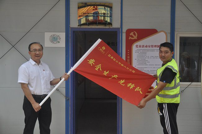 授旗現(xiàn)場。王瑾貞 攝（修圖）.jpg