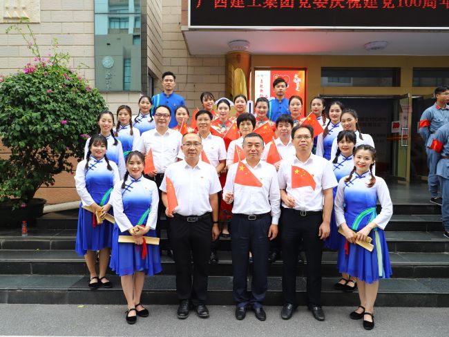 領(lǐng)導(dǎo)與演職人員合影。李立云 攝.jpg