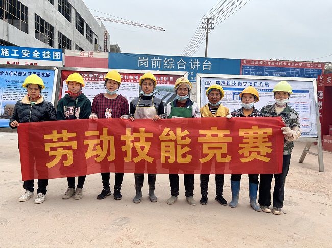 內腳手架班組合影。廖之錠 攝（修圖）.jpg