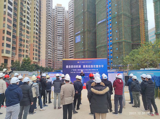 陸煊對應(yīng)急救援工作做指示。黃寶生 攝（修圖）.jpg