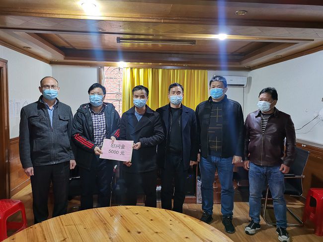 慰問(wèn)合影。莫光富 攝（修圖）.jpg