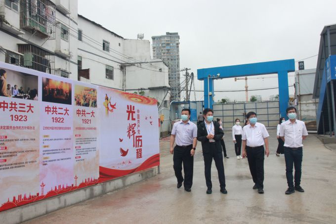 參觀“紅色長(zhǎng)廊”。鄧燦濱 攝（修圖）.jpg