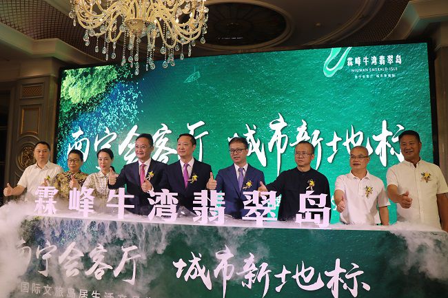 鄧少新與到場嘉賓一同合影留念。 周煜川 攝（修圖）.jpg