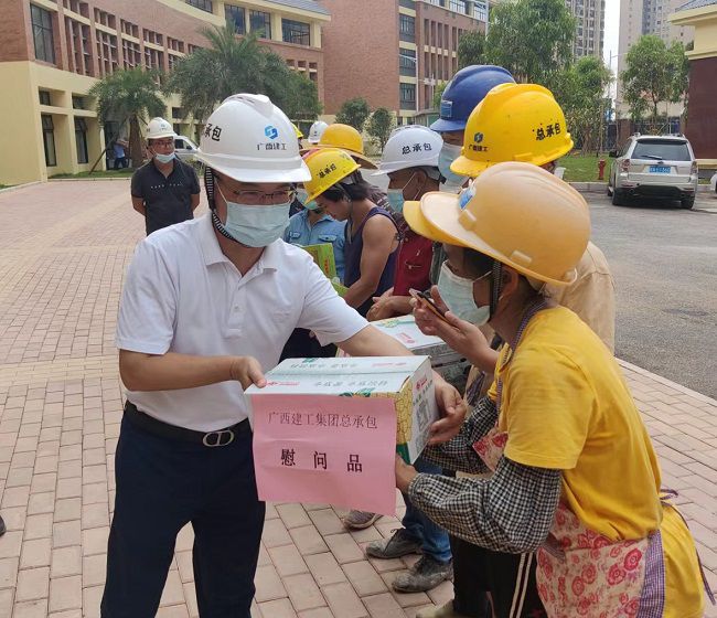 發(fā)放慰問品 。彭永彬 攝（修圖）.jpg