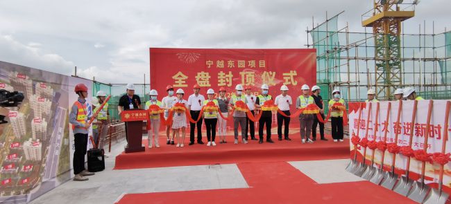 封頂儀式現(xiàn)場(chǎng)。黃文勝 攝（修圖）.jpg