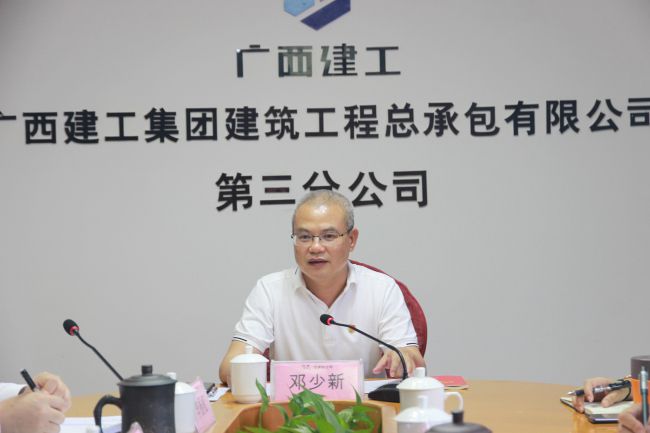 鄧少新宣講黨的二十大精神。梁紅玉 攝（修圖）.jpg