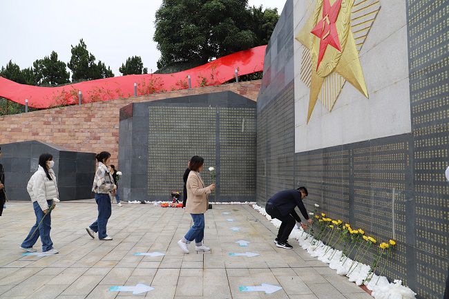 獻(xiàn)花。張釗林  攝（修圖） (2).jpg