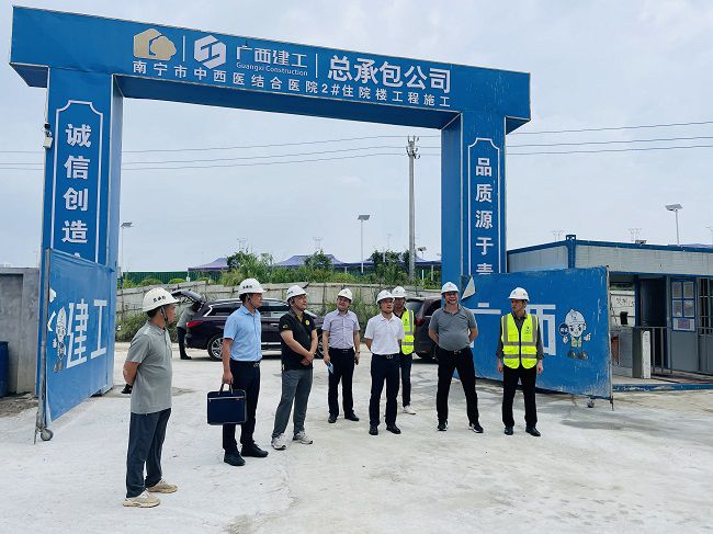 鄧少新深入施工現(xiàn)場(chǎng)。蘇衛(wèi)傳 攝（原000圖000000000000000）.jpg