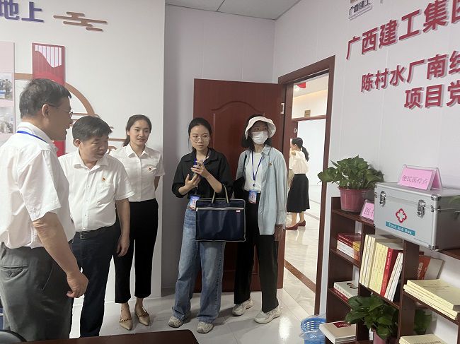 查看黨建設(shè)施配備情況。盧麗君 攝（修圖）.jpg