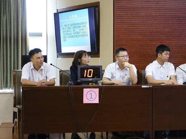 公司才賽隊伍沉著答題。李立云 攝（修圖）.jpg