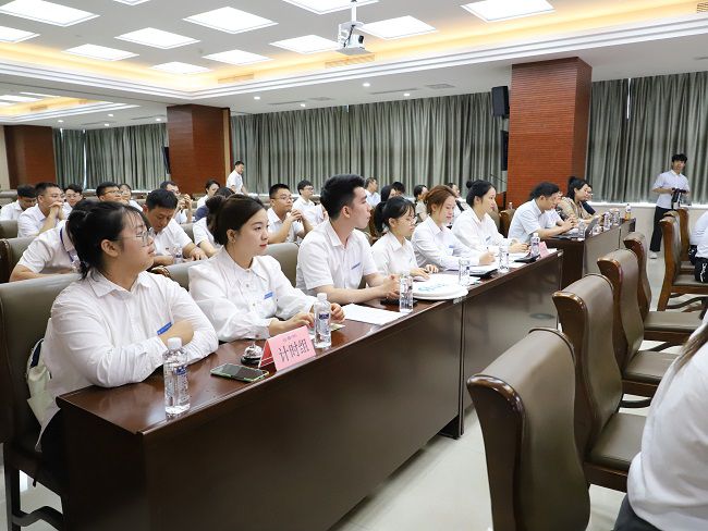 工作人員認真計時記分。李立云 攝（修圖）.jpg