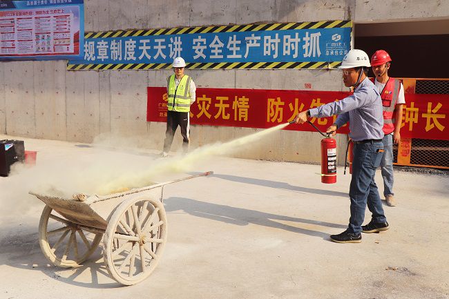 曾勁松進行滅火器材使用培訓。周煜川 攝（修圖）.jpg