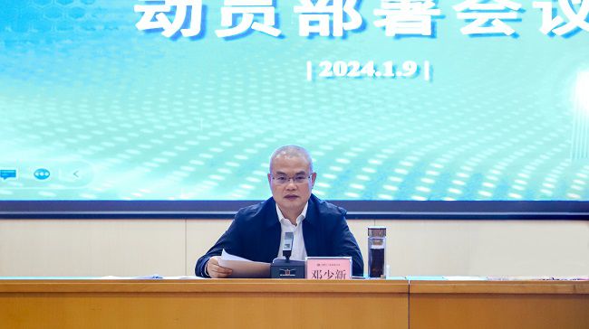 鄧少新講話  鄭詩(shī)寶 攝。（修圖）.jpg